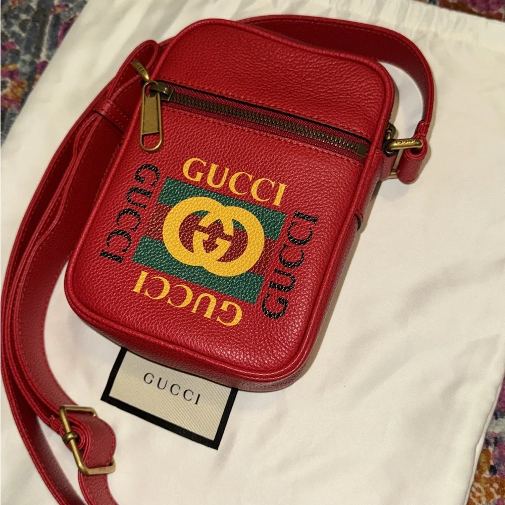 Gucci Red Crossbody Bag with Iconic Logo Design - Picture 2 of 8